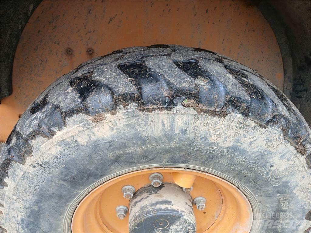 CASE 321F Carregadeiras de rodas
