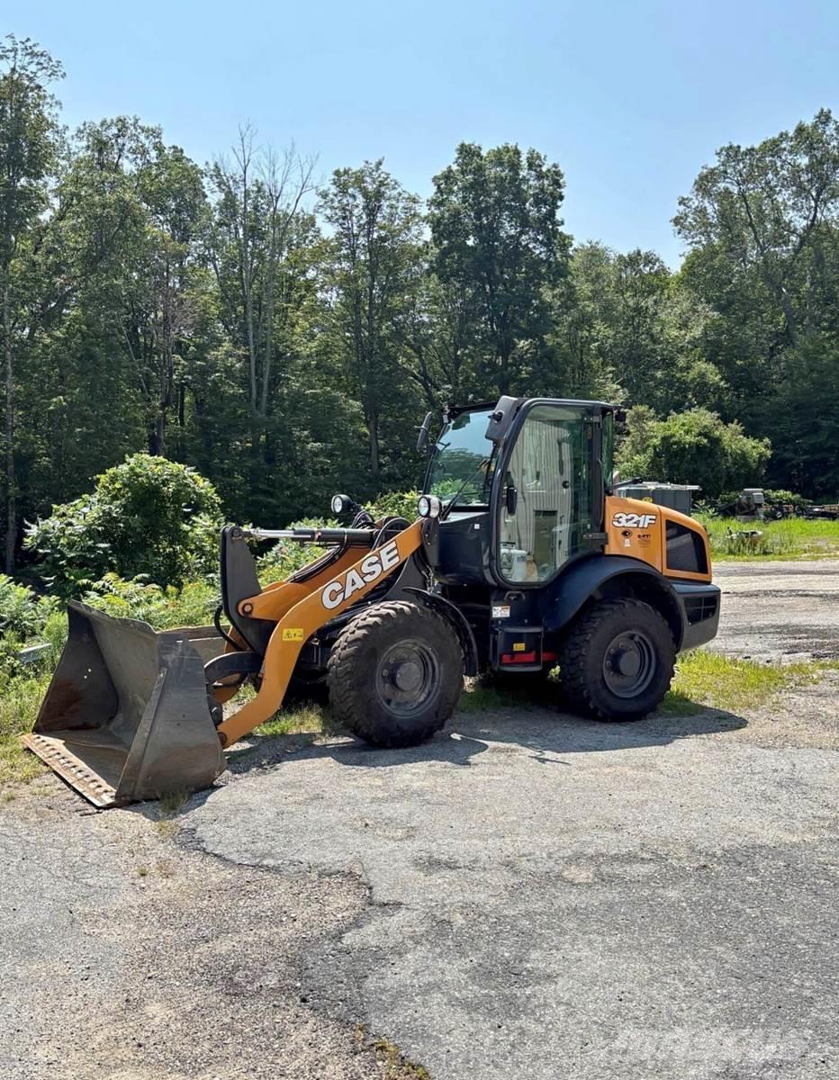 CASE 321F Carregadeiras de rodas