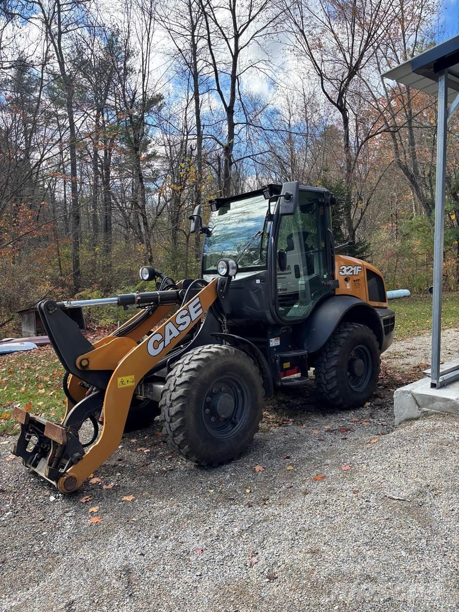 CASE 321F Carregadeiras de rodas