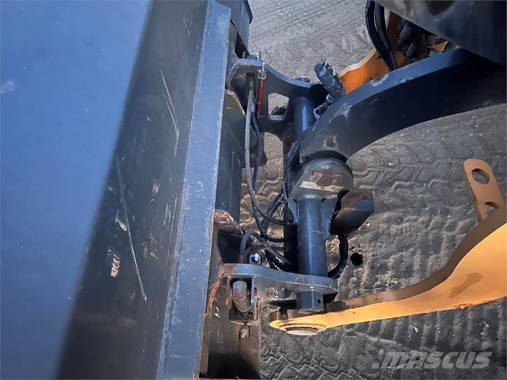 CASE 321F Carregadeiras de rodas