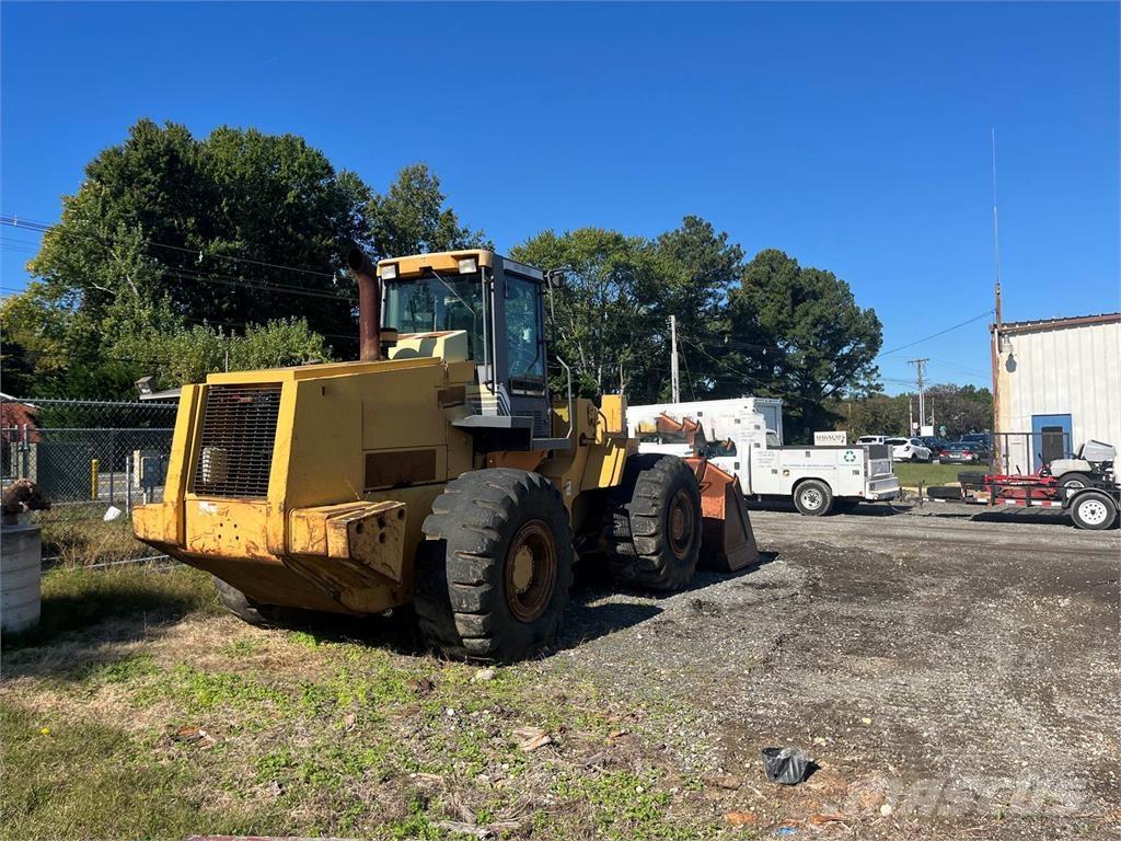 CASE 821C Carregadeiras de rodas