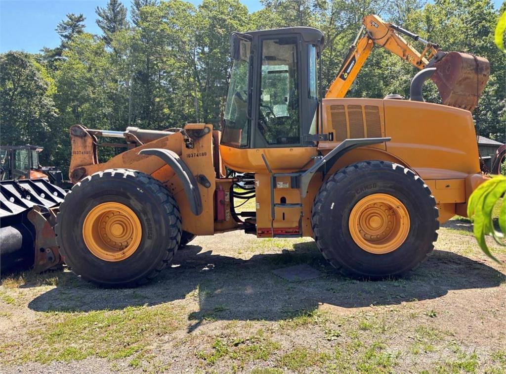 CASE 821F Carregadeiras de rodas