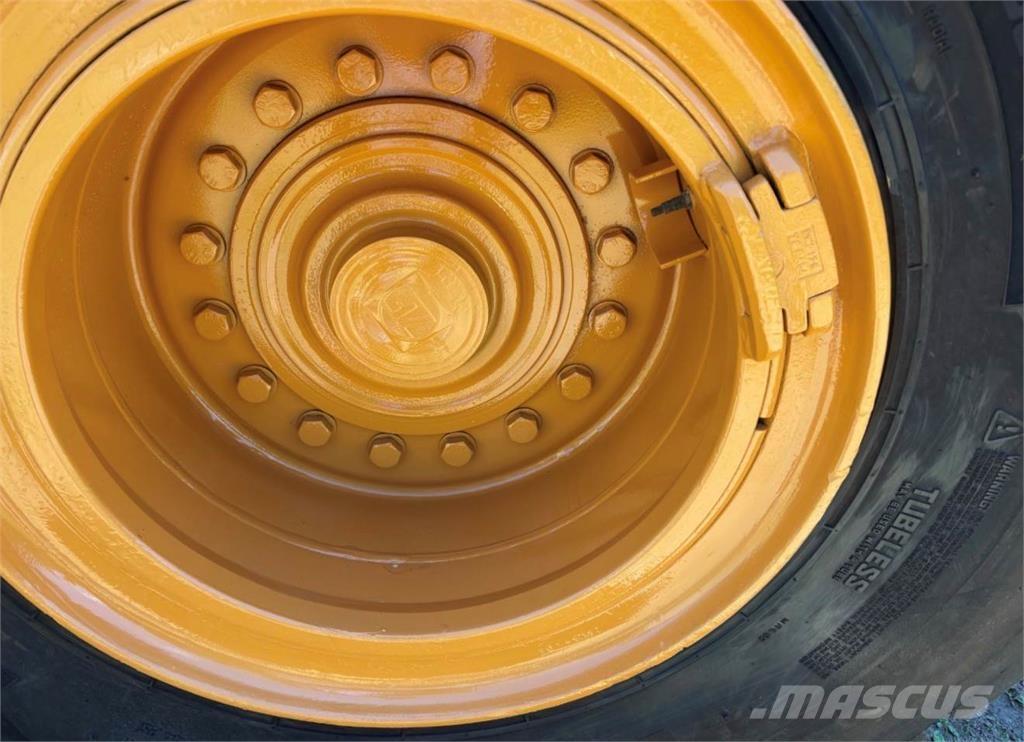 CASE 821F Carregadeiras de rodas