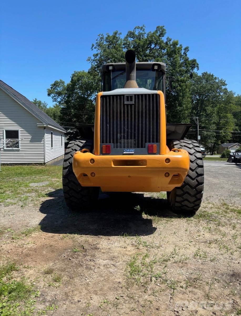 CASE 821F Carregadeiras de rodas