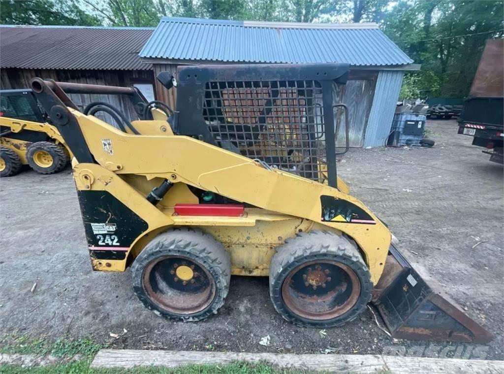 CAT 242 Minicarregadeiras