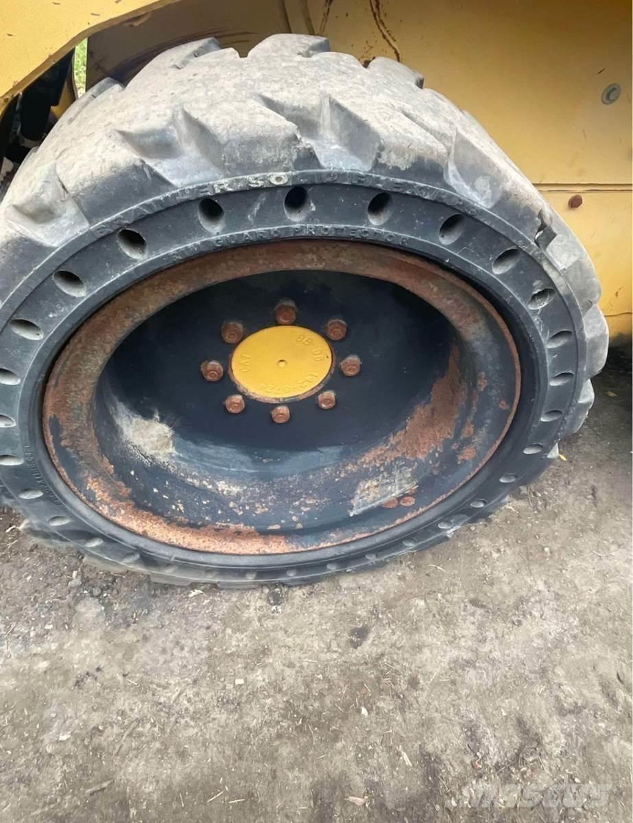 CAT 242 Minicarregadeiras
