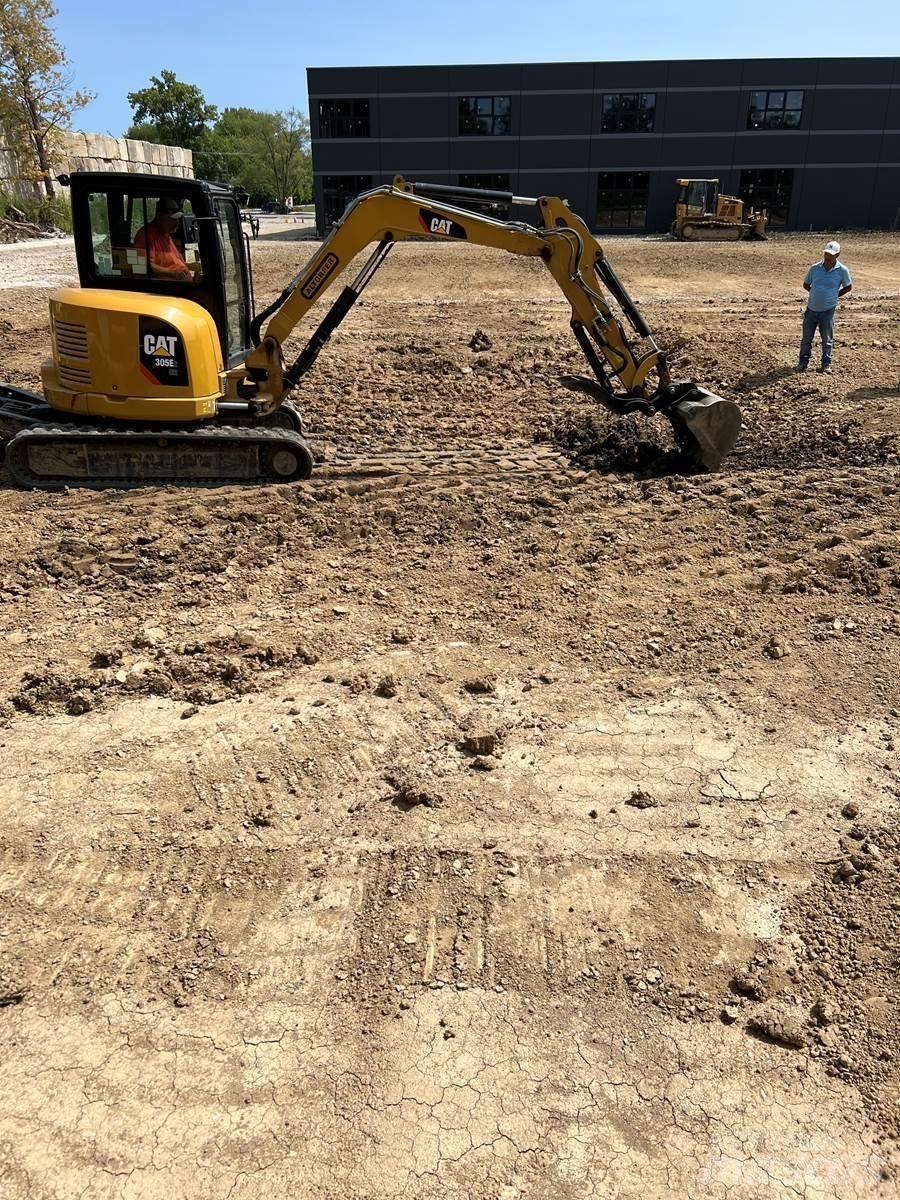 CAT 305 Miniescavadeiras
