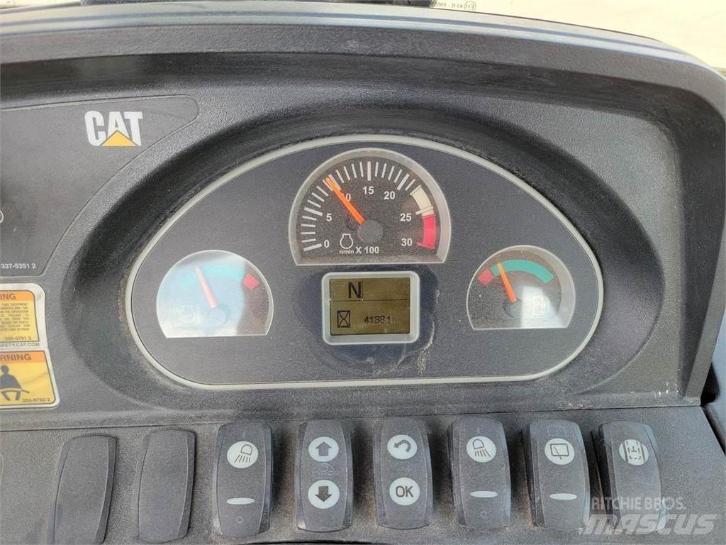 CAT 450F Retroescavadeiras