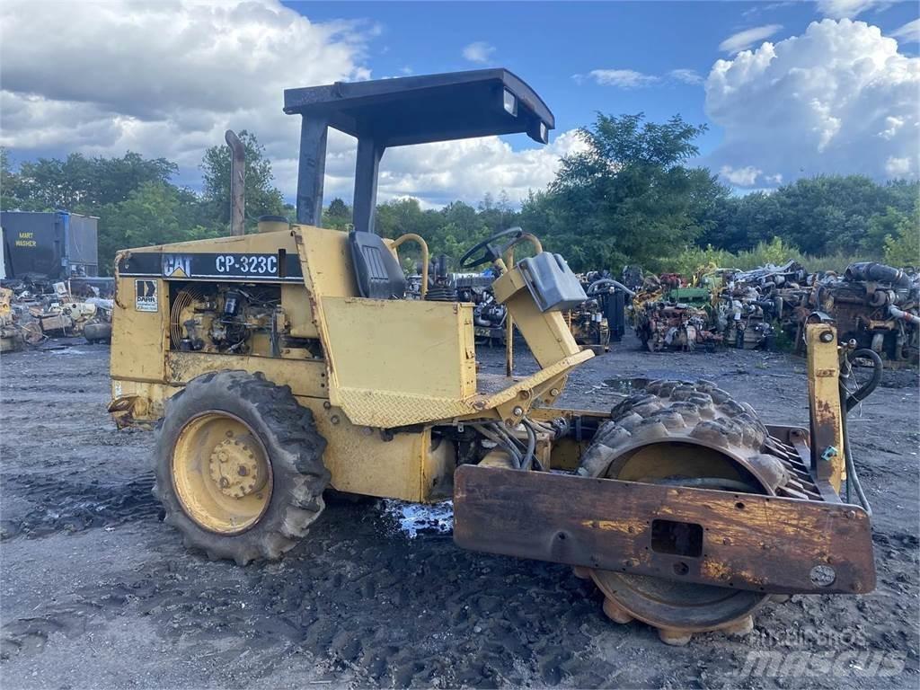 CAT CP323C Compactadores para terra