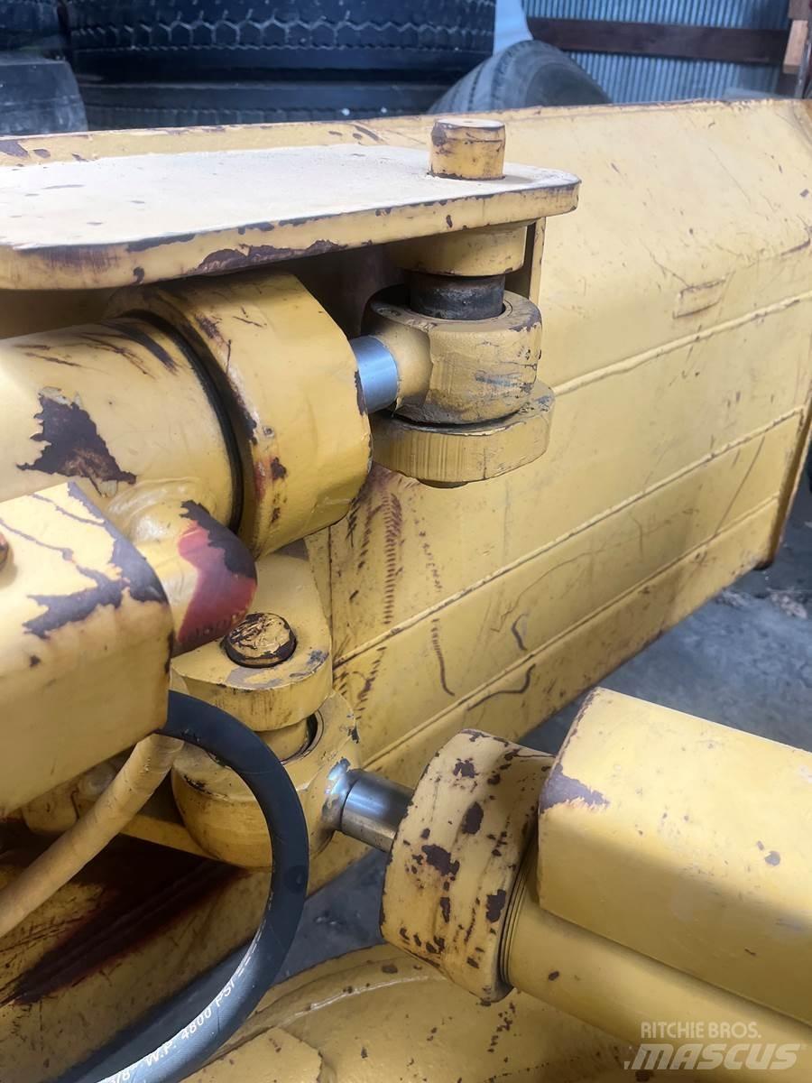 CAT D4C Dozers - Tratores rastos