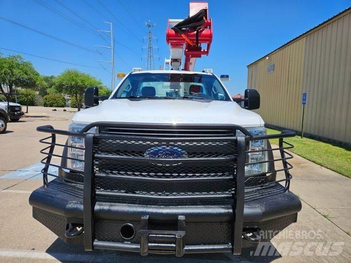 Ford F-550 Plataformas aéreas montadas em camião