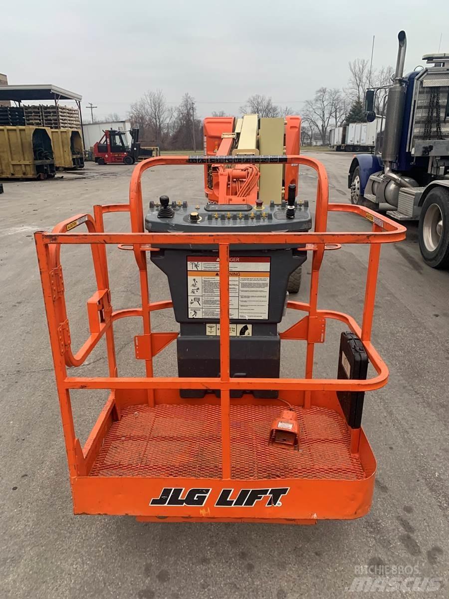 JLG E300AJ Plataformas de Mastro Vertical