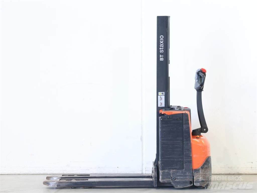 BT SWE080L Empilhador para operador externo