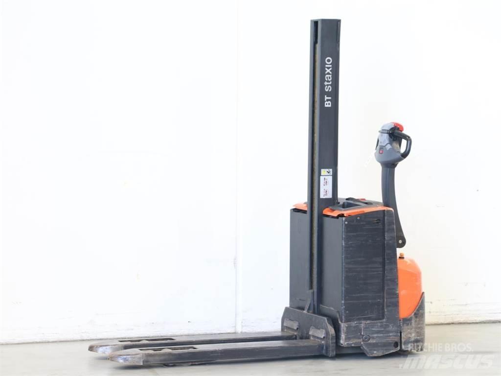 BT SWE080L Empilhador para operador externo