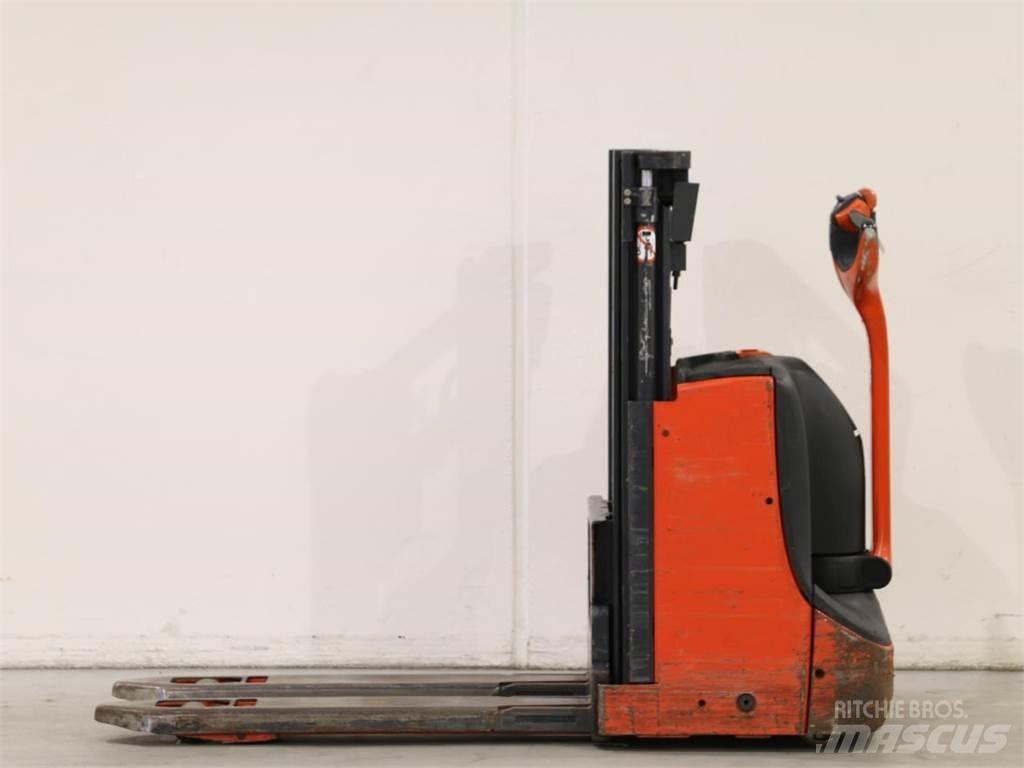 Linde D06/1160 Empilhador para operador externo