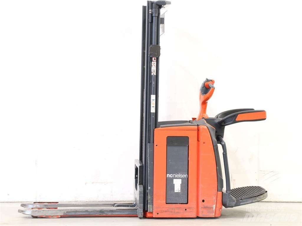 Linde D12AP/1173-01 Empilhador para operador externo