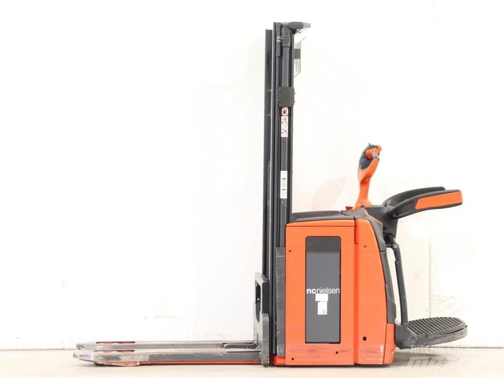 Linde D12AP/1173-01 Empilhador para operador externo