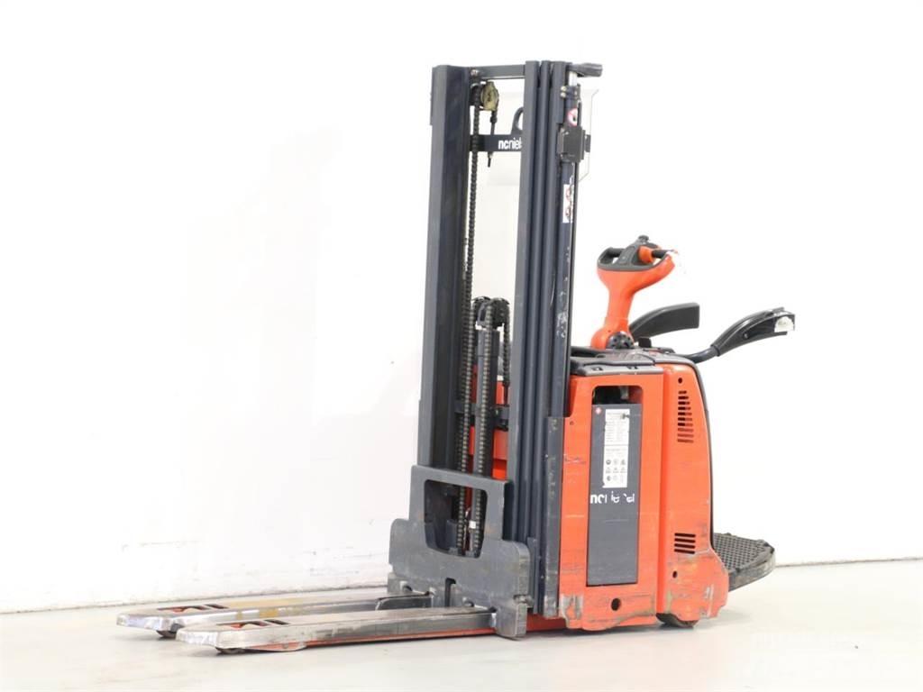 Linde D12AP/133 Empilhador para operador externo