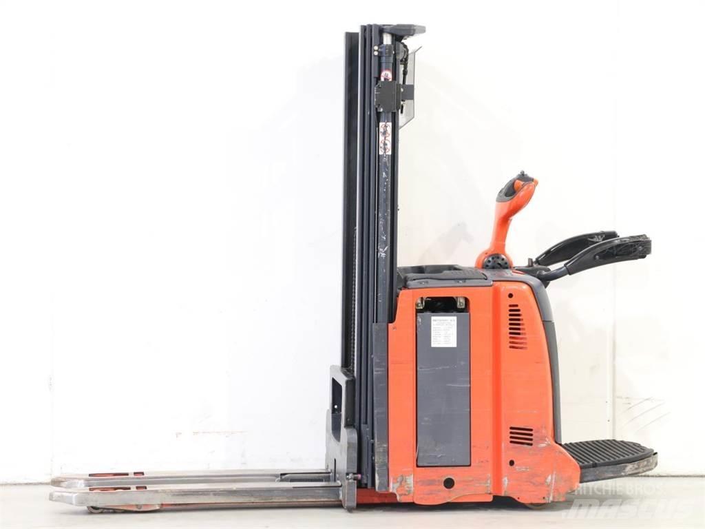 Linde D12AP/133 Empilhador para operador externo