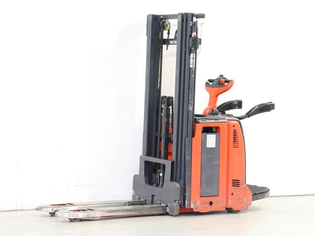 Linde D12AP/133 Empilhador para operador externo