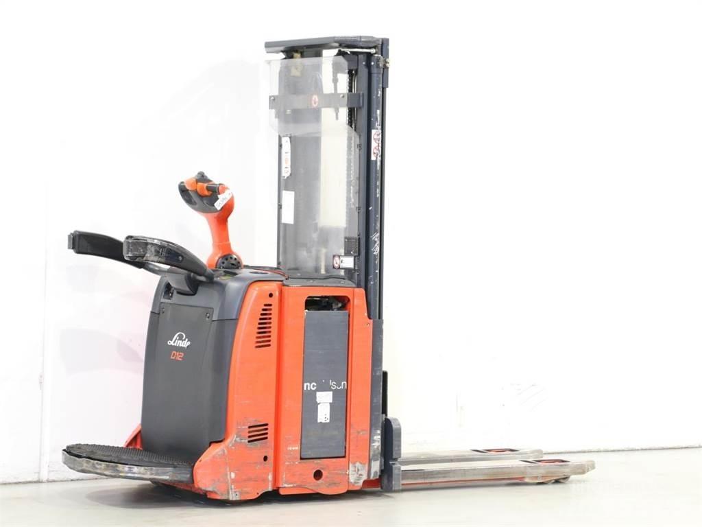 Linde D12AP/133 Empilhador para operador externo