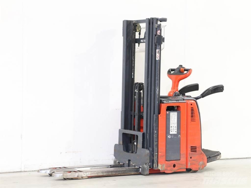 Linde D12AP/133 Empilhador para operador externo