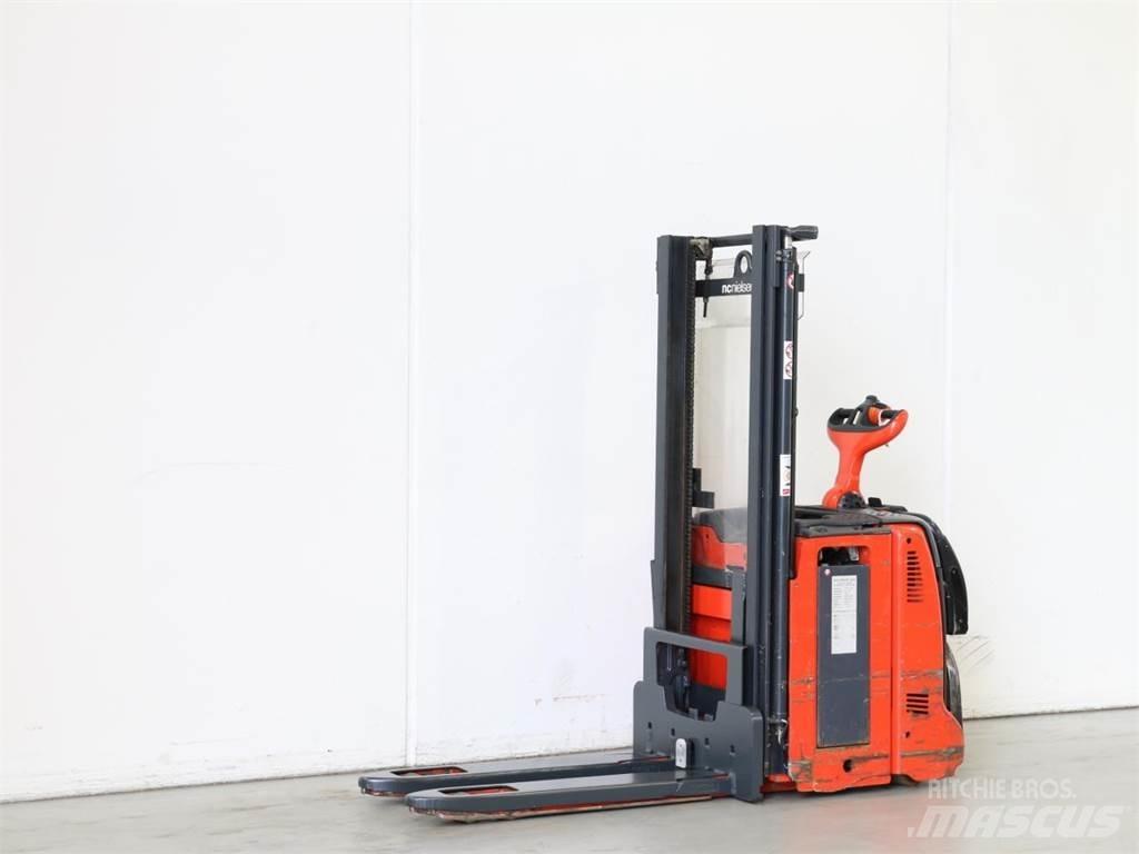 Linde D12AP/133 Empilhador para operador externo