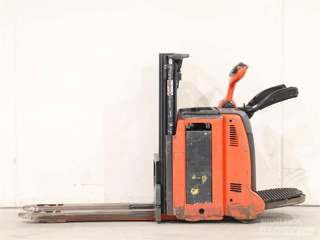 Linde D12AP/133-00 Empilhador para operador externo