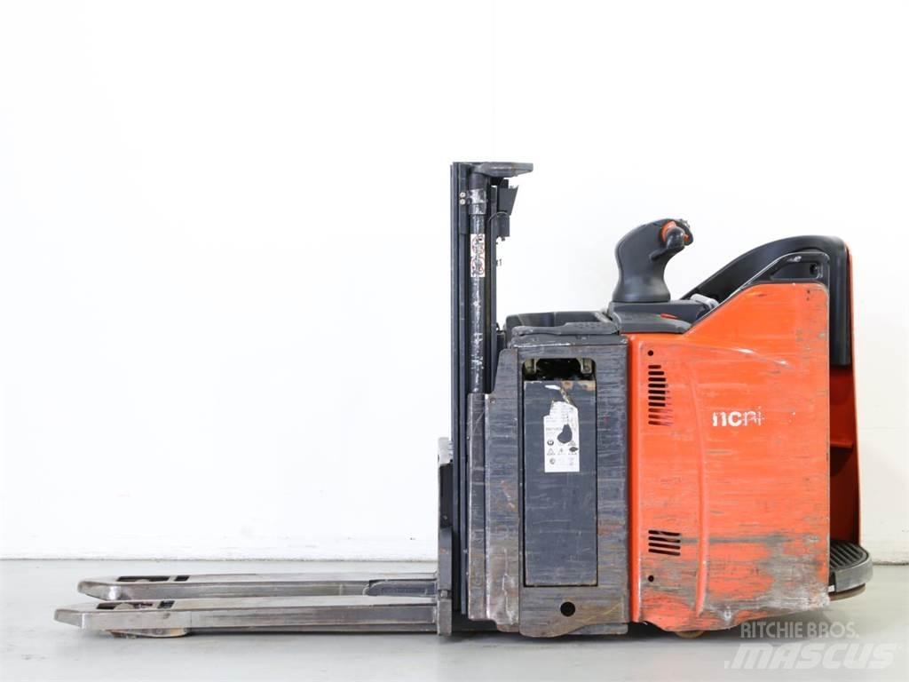 Linde D12HPSP/133 Empilhador para operador externo