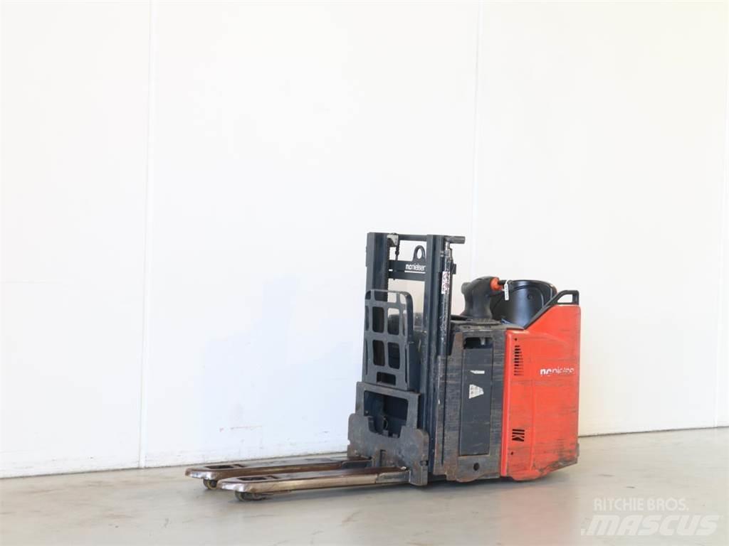 Linde D12SP/133 Empilhador para operador externo