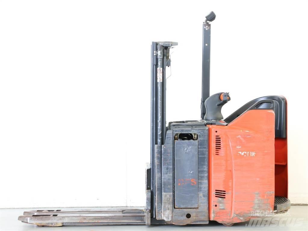 Linde D12SP/133 Empilhador para operador externo