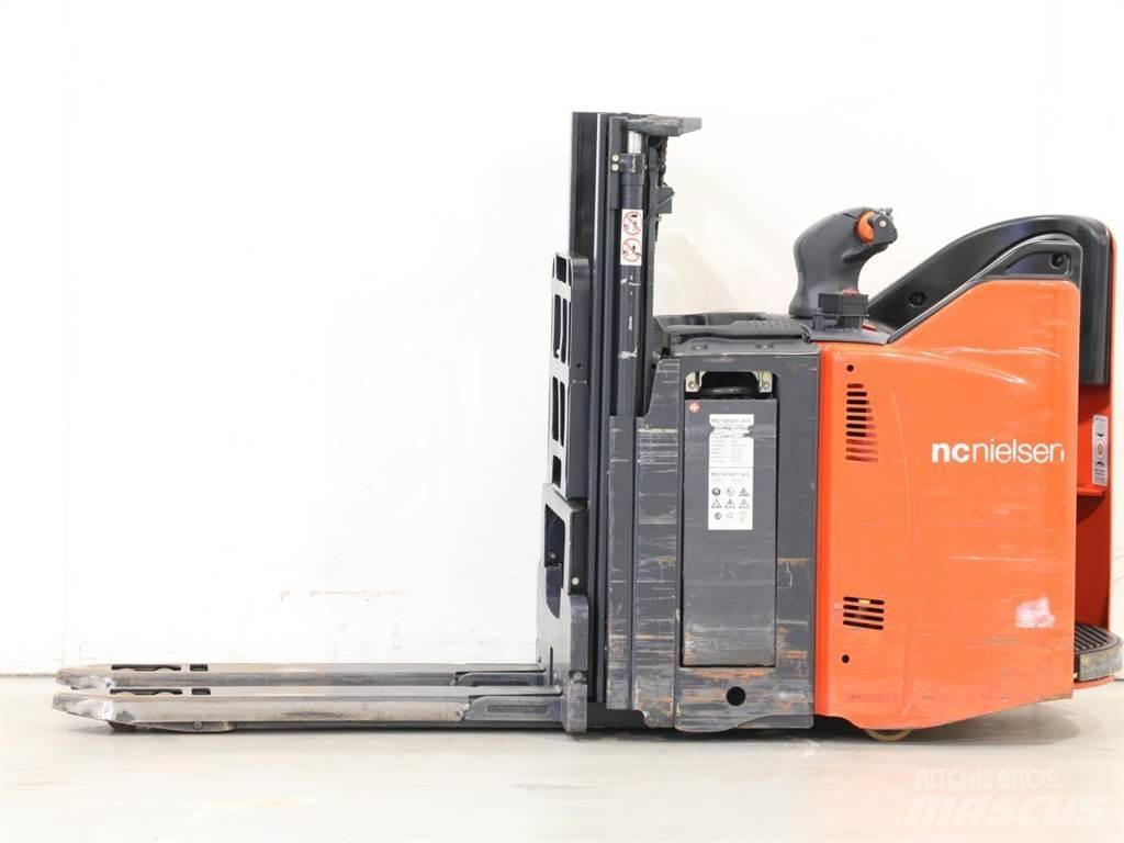 Linde D12SP/133-00 Empilhador para operador externo