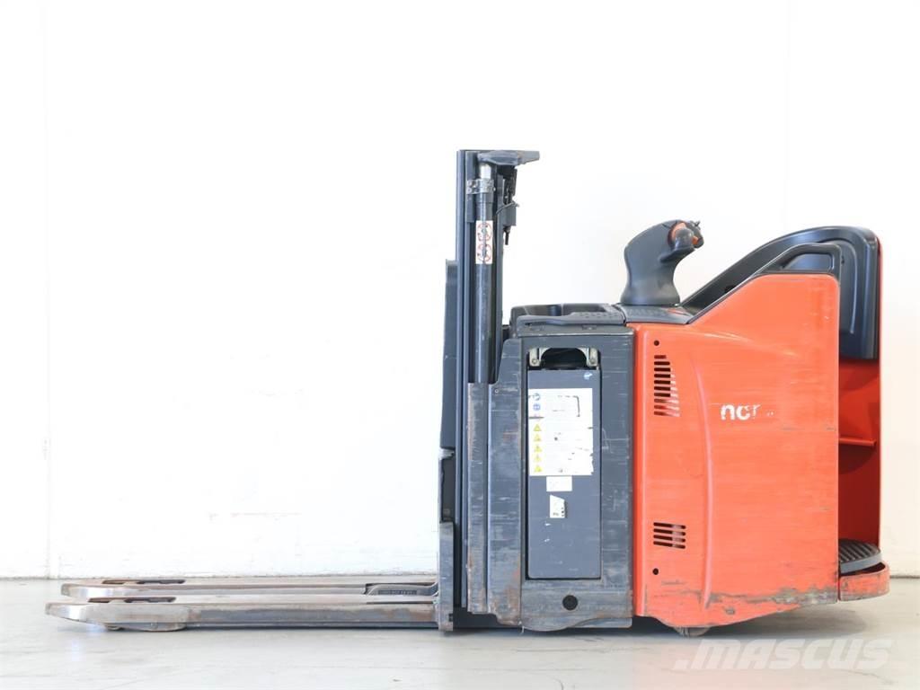 Linde D12SP/133-01 Empilhador para operador externo