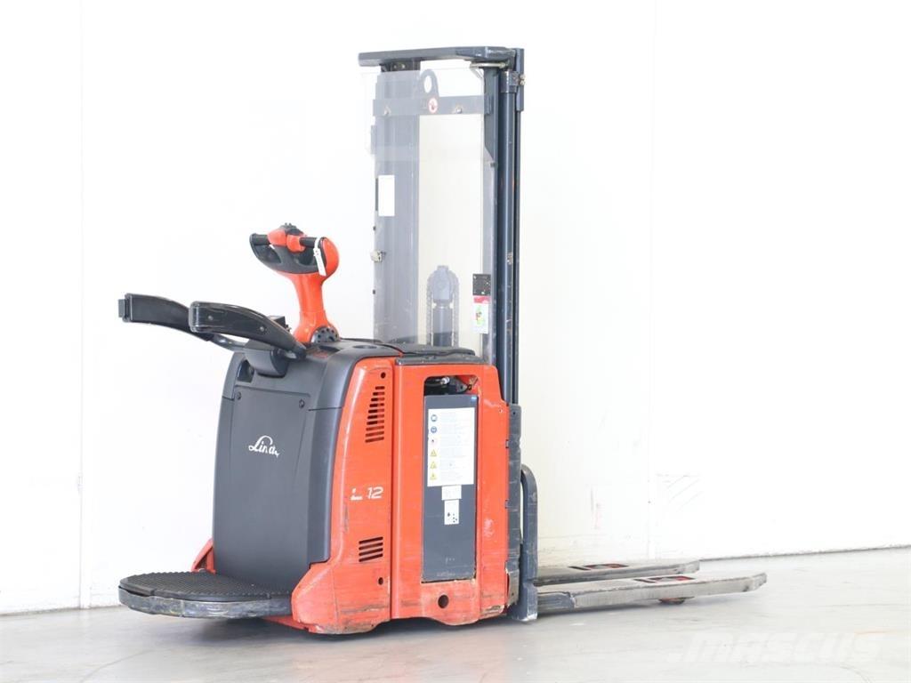 Linde L12AP/133 Empilhador para operador externo