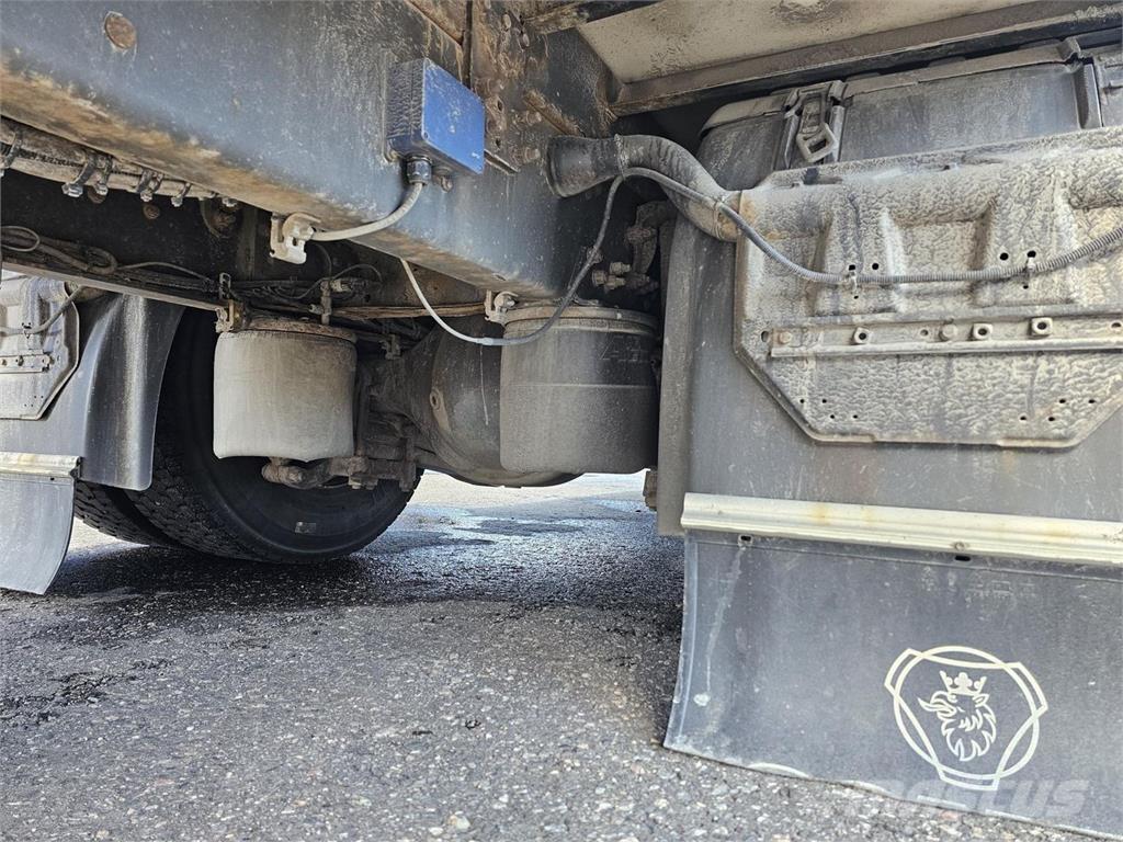 Scania P270 4X2 Caminhões de caixa fechada