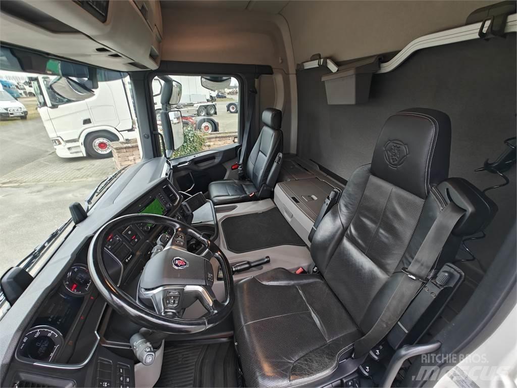Scania P280 Caminhões de caixa fechada