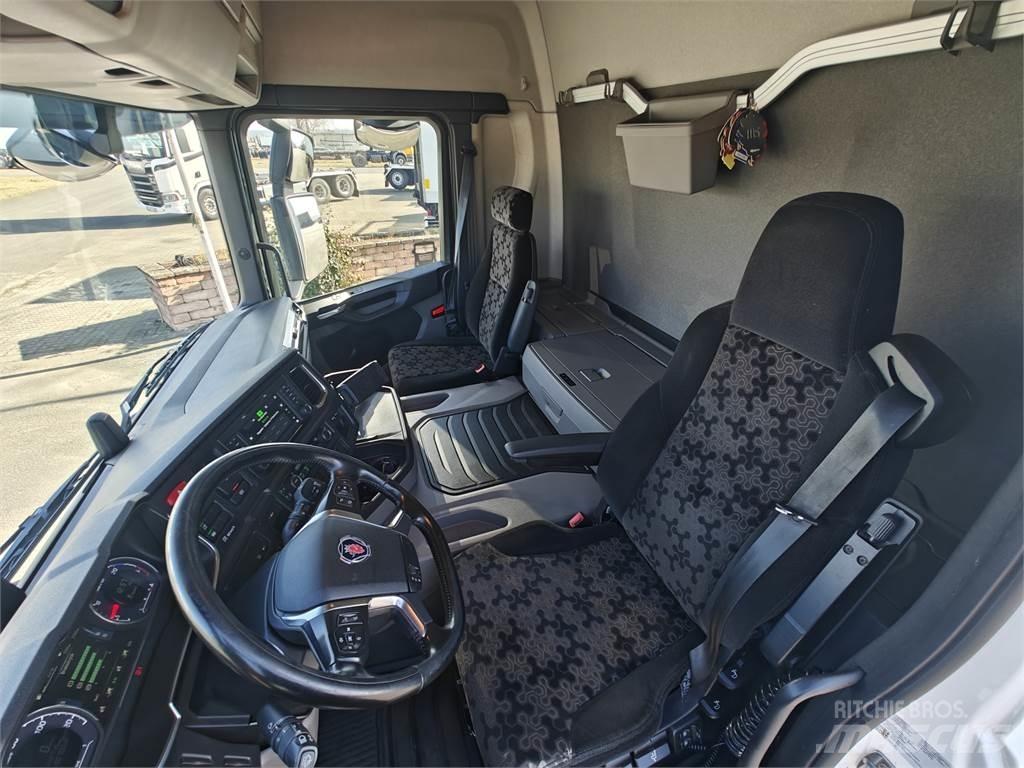 Scania P280 Caminhões de caixa fechada