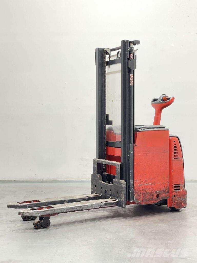 Linde D12-133 Empilhador para operador externo