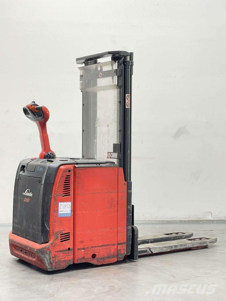 Linde D12-133 Empilhador para operador externo