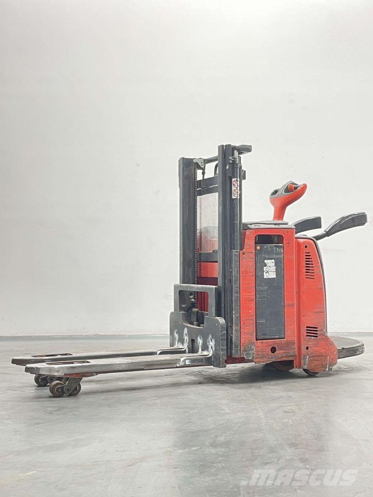 Linde D12HPAP-133 Empilhador para operador externo