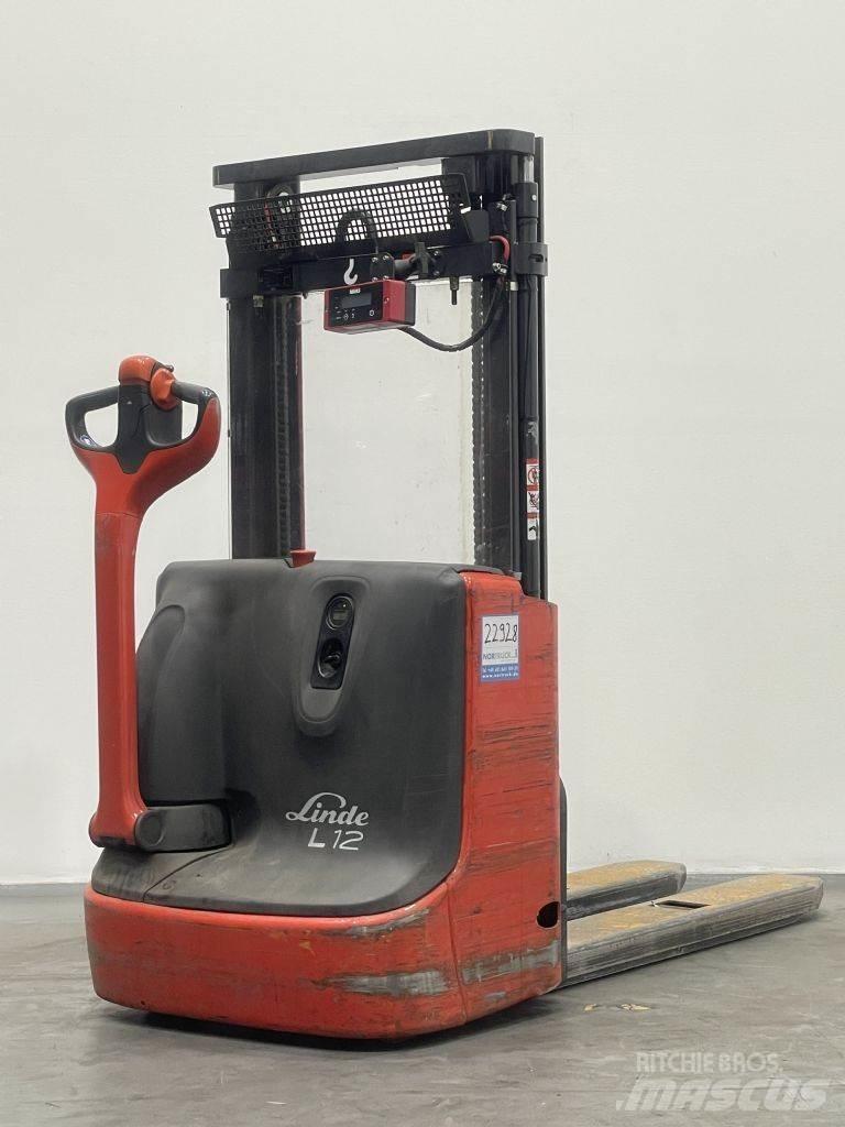 Linde L12 Empilhador para operador externo