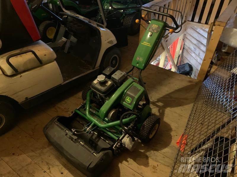John Deere 220 Corta-Relvas Riders
