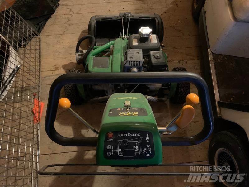 John Deere 220 Corta-Relvas Riders