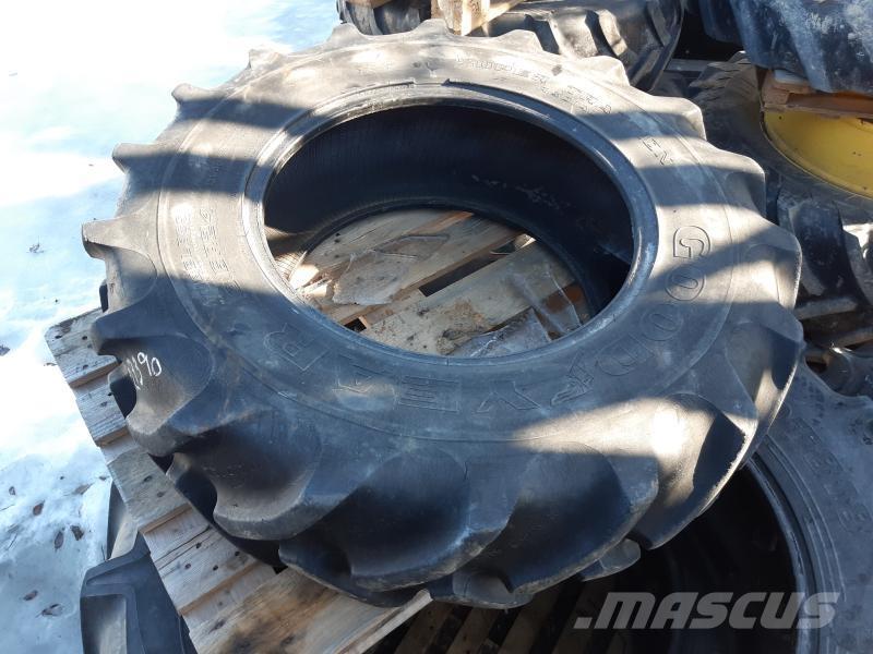  TRAKTORDÄCK 13,6-R24 Pneus
