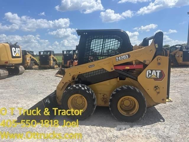 CAT 242D3 Pneus