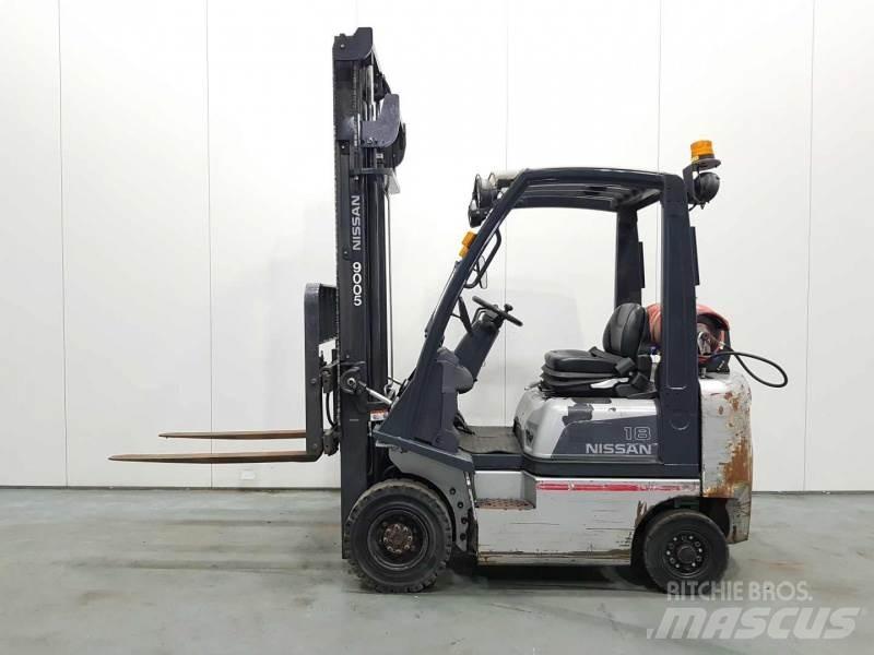 Nissan P1D1A18LQ Empilhadores a gás