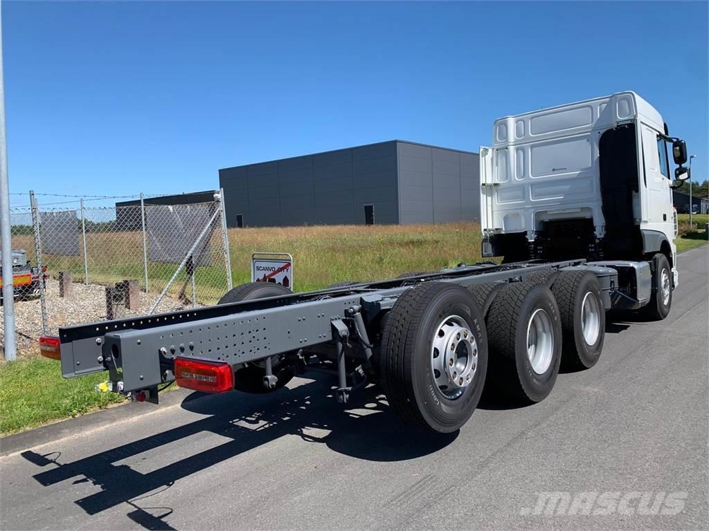 DAF XF 430 8x4*4 Camiões de chassis e cabine