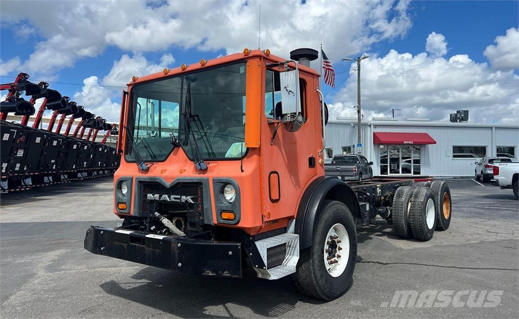 Mack MRU613 Camiões de chassis e cabine