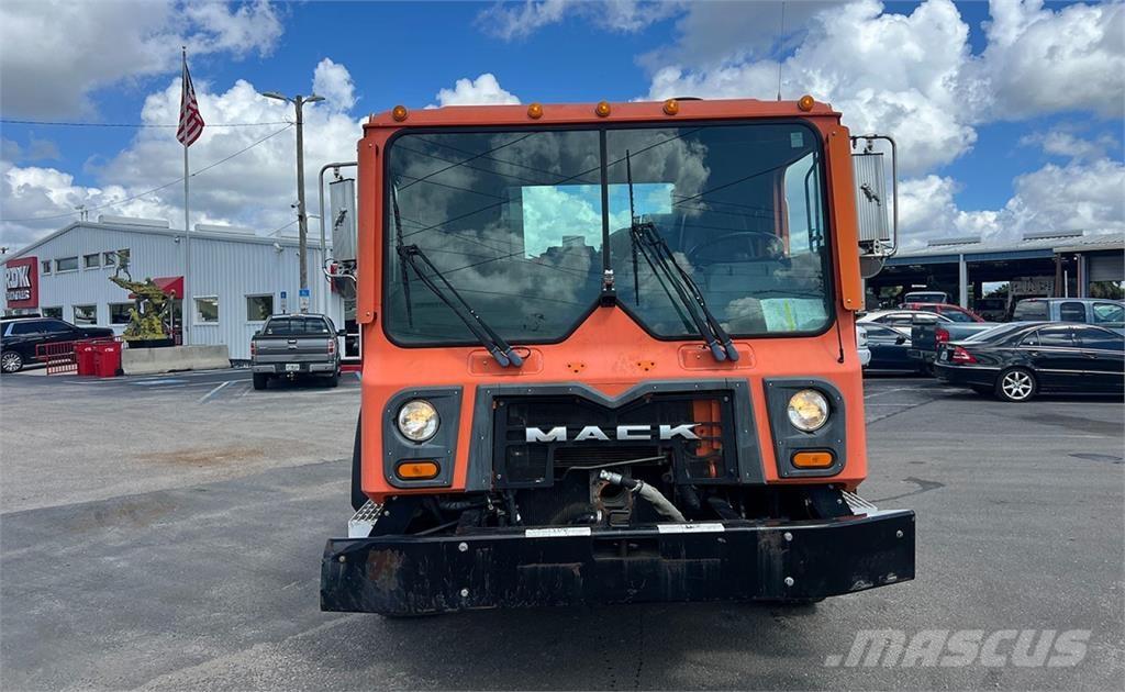 Mack MRU613 Camiões de chassis e cabine