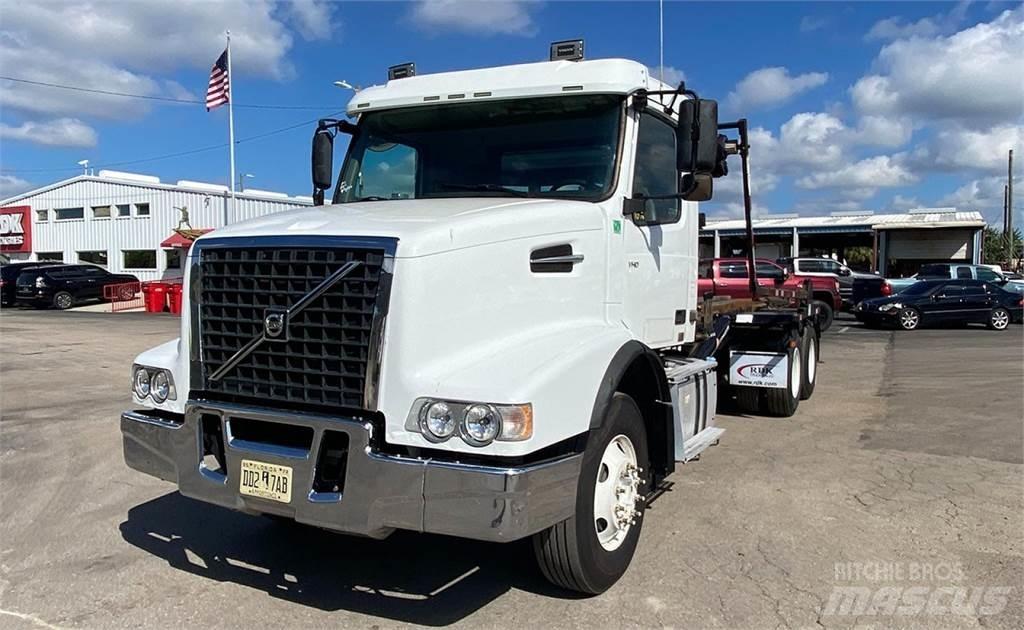 Volvo VHD64 Camiões caixa desmontável com elevador de cabo
